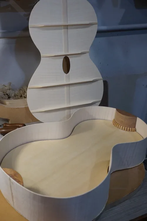 Romatic-Guitar-Construction.jpg.webp