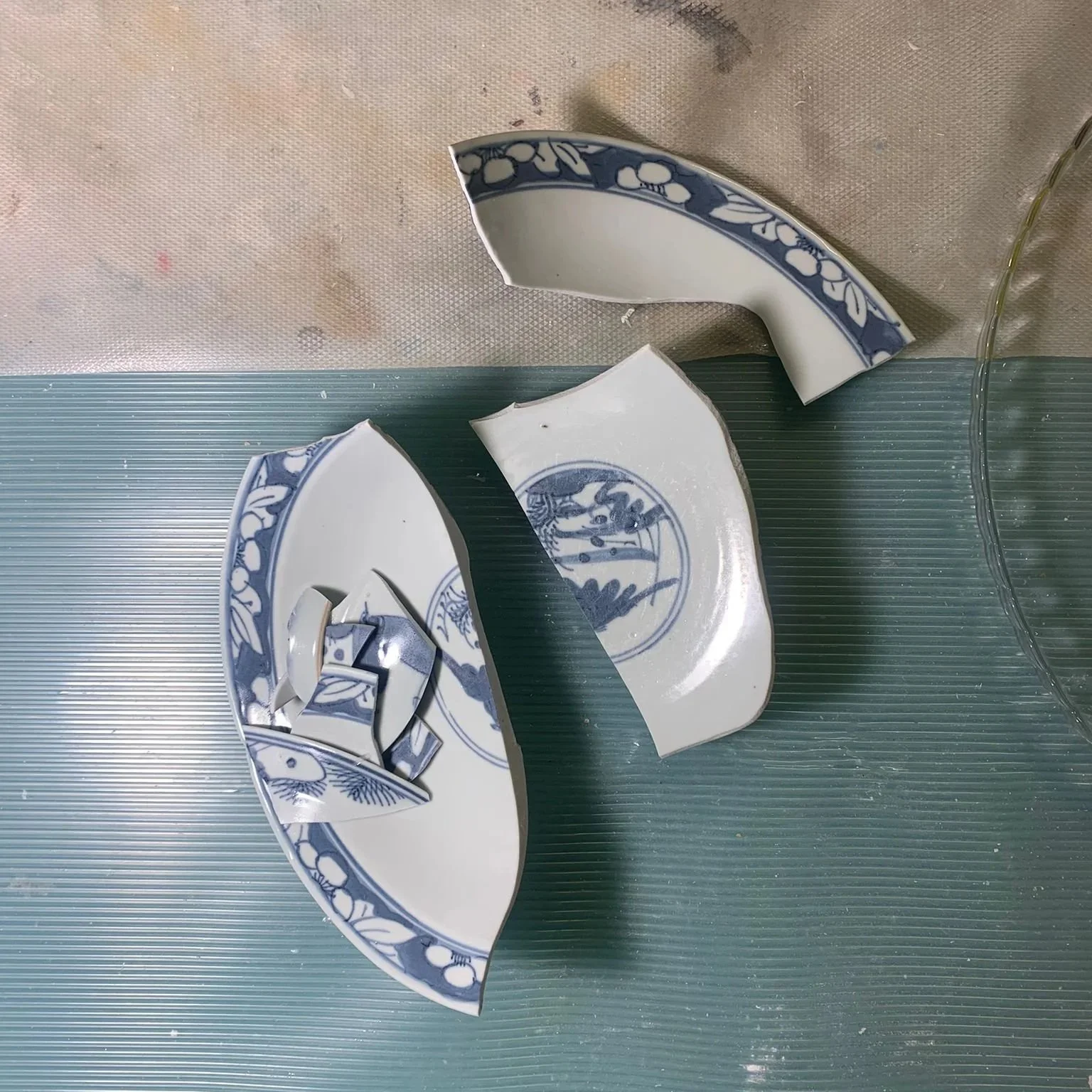 Fragmentos de um covilhete de porcelana com decoração azul e branca.