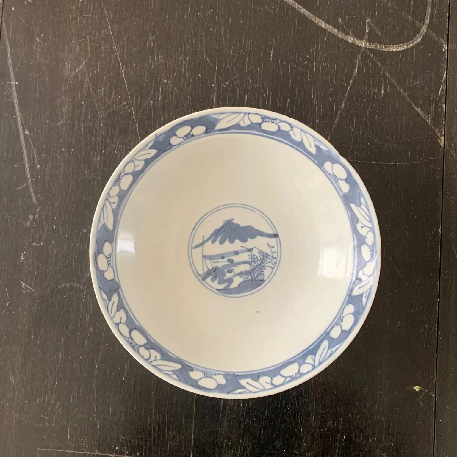 Covilhete de porcelana azul e branca, restaurado. 