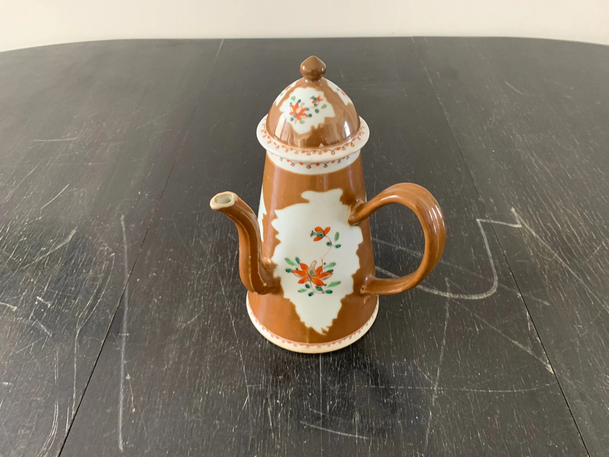 Cafeteira com decoração chocolate, depois do restauro