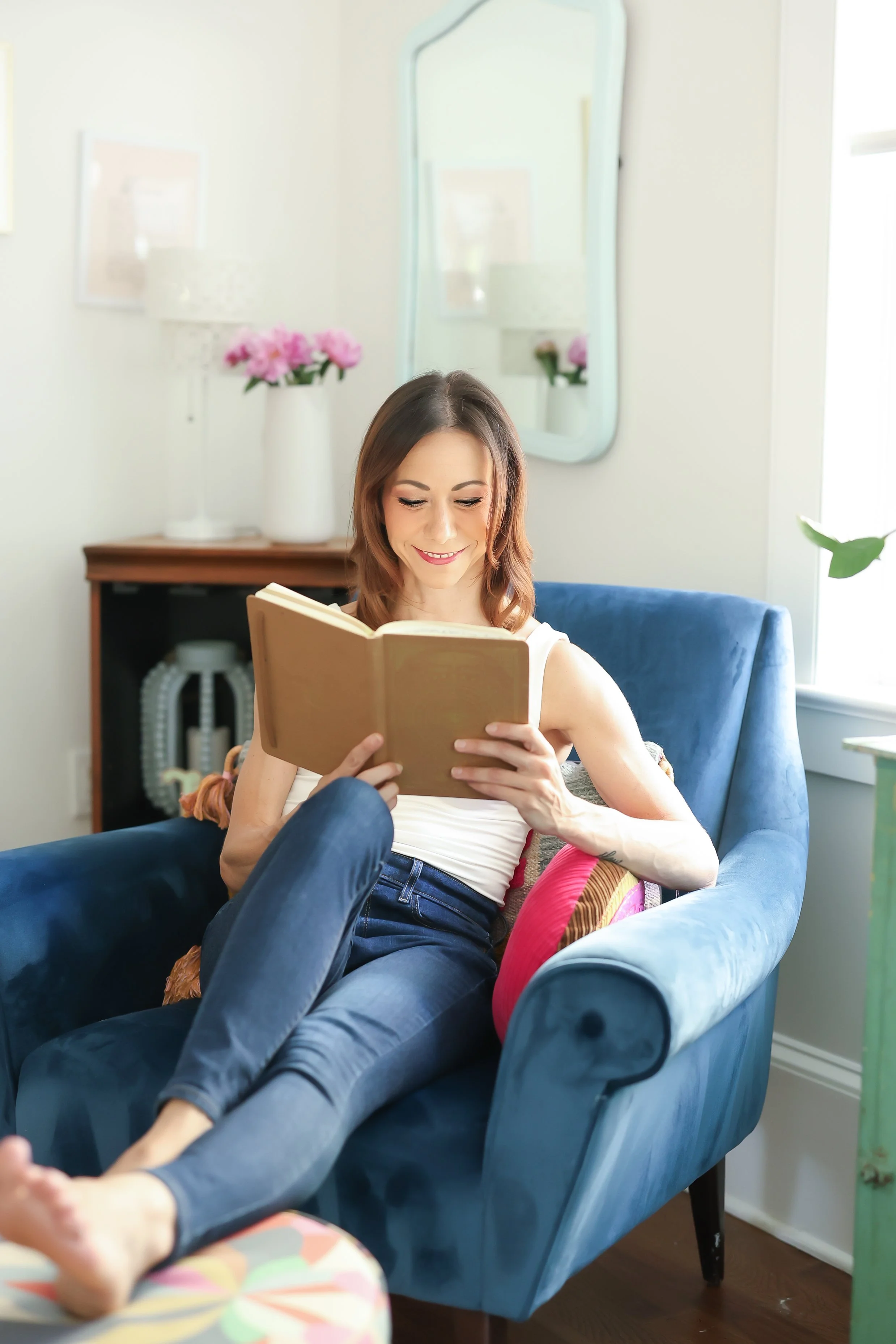 Laurie’s customers, Fernando and Kate embracing by the lake on their wedding day.