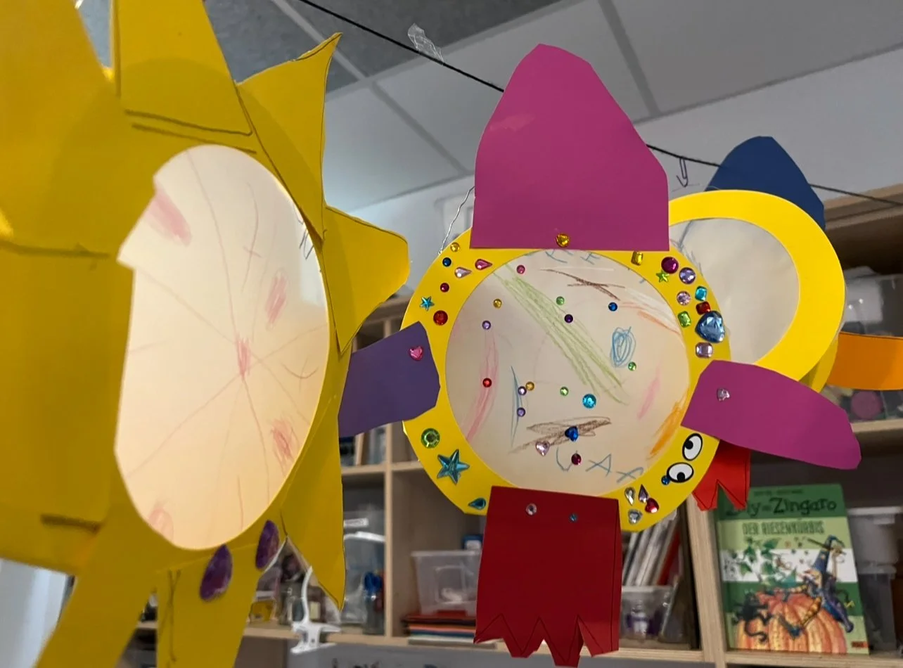 Blogfoto von bunten Sonnen- und Raketenlaternen