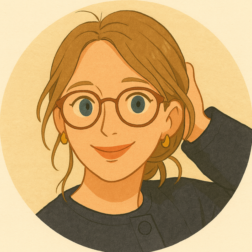 Cartoon-Illustration von Mareike, einer weiblich gelesenen Person mit Brille, braunen Haaren, einem blauen Oberteil und goldenen Ohrringen, die lächelnd in die Kamera schaut.