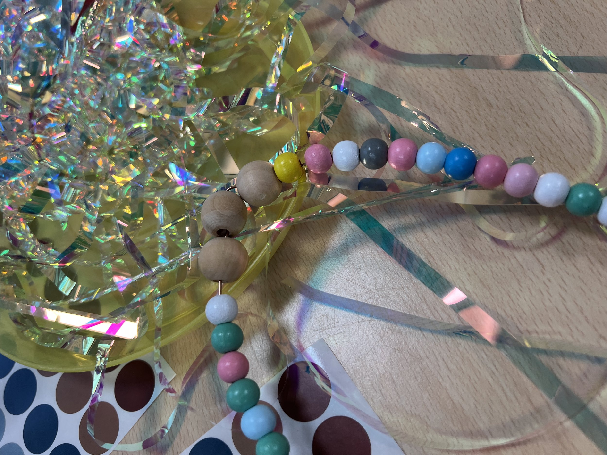 Blogfoto von Bastelmaterialien, Murmeln und Schleifband