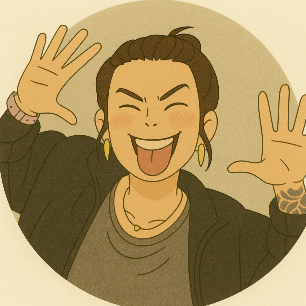 Cartoon-Illustration von Sophia, einer weiblich gelesenen Person, die eine Grimasse in die Kamera macht, mit braunen Haaren zu einem Zopf gebunden, Schmuck und einer Tätowierung am Arm. Trägt ein graues Shirt und eine dunkle Jacke.
