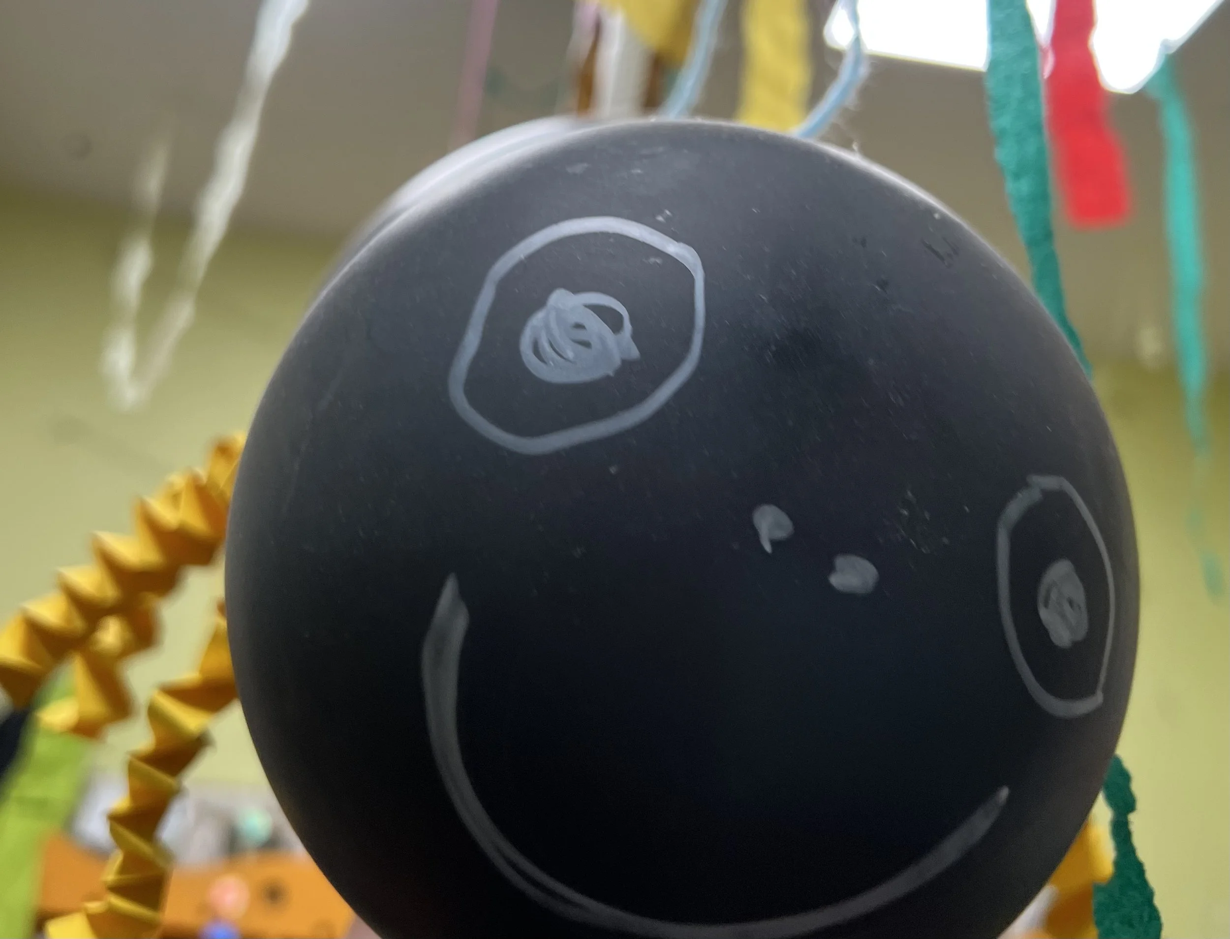 Blogbild einer aus Lufballons und Papier gebastelten Spinne