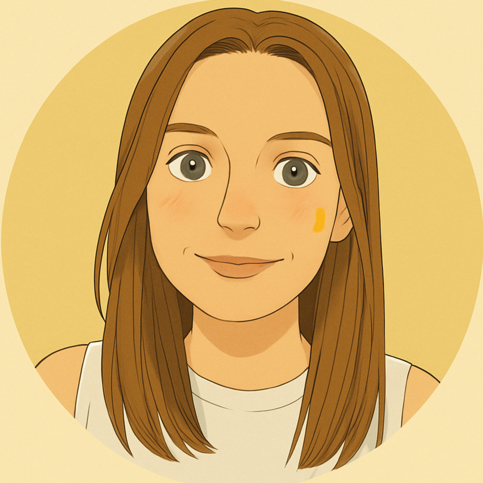 Illustration eines lächelnden Mitglieds aus der Familiengemeinschaft mit dunkelblonden, mittellangen Haaren und grauen Augen, auf hellem gelbem Hintergrund.
