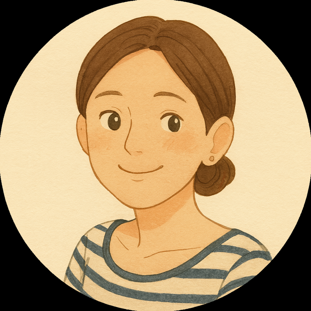 Cartoon-Illustration von Susanne, einer lächelnden weiblich gelesenen Person mit braunen Haaren in einem Dutt, trägt ein gestreiftes Shirt.