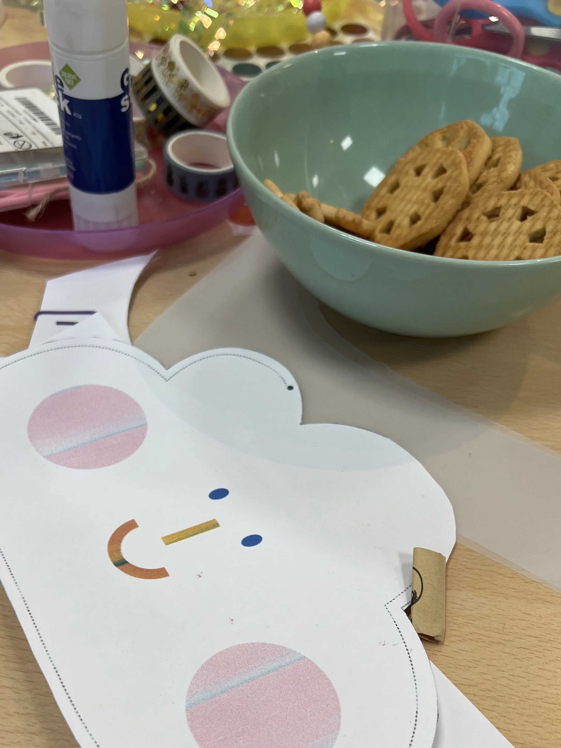 Blogfoto vom Laternenbasteln mit Bastelmaterialien und Keksen auf einem Holztisch