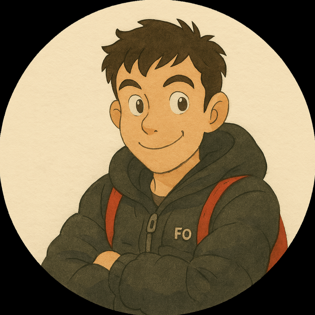 Cartoon-Illustration von Nico, einer jungen, männlich gelesenen Person mit braunen Haaren, schwarzem Hoodie und roten Rucksack, lächelnd in die Kamera schauend.