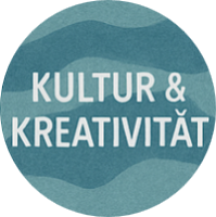 blauer Planet mit dem Text: "KULTUR & KREATIVITÄT"