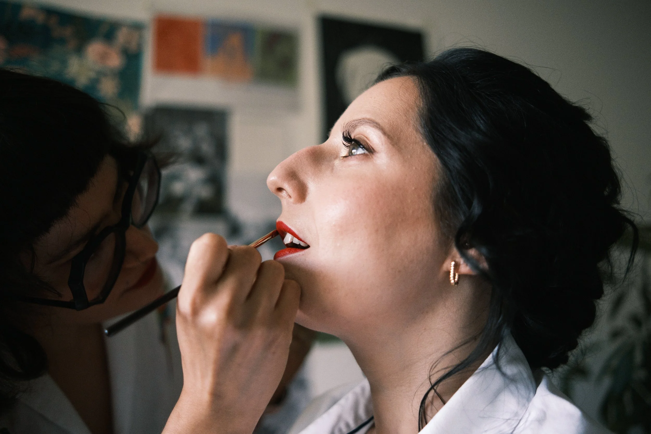 Mariée brune, rouge à lèvres rouge