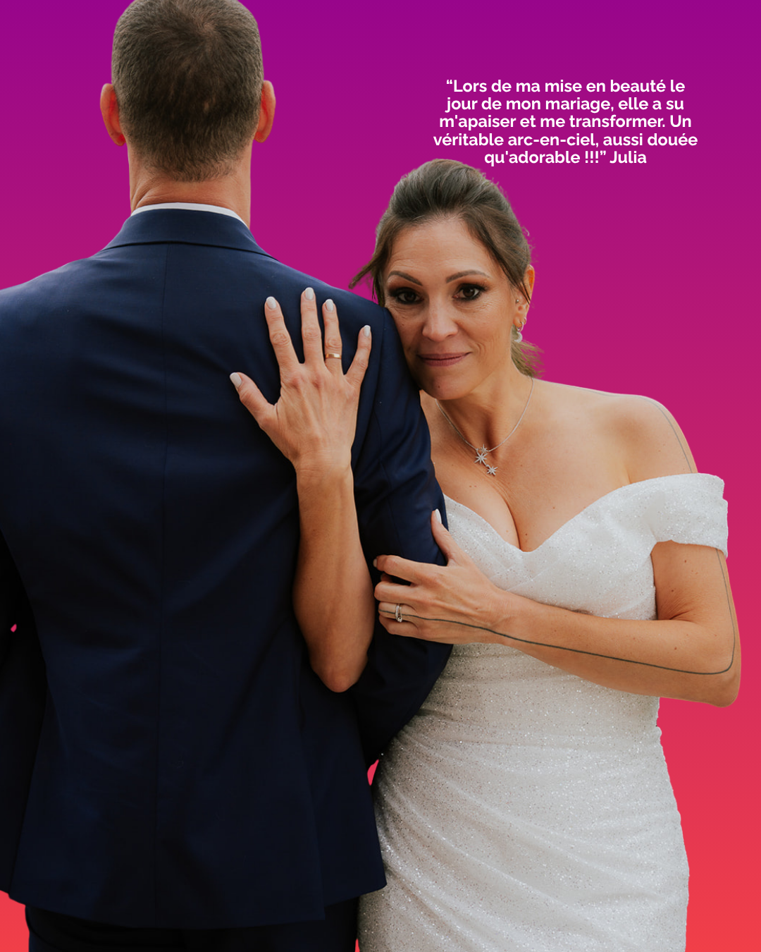 Une femme en robe de mariage et un homme en costume de mariage se tiennent face à face, la femme pose sa main sur l'épaule de l'homme. Il y a un fond rose vif avec une citation en français de Julia sur la beauté et le mariage.