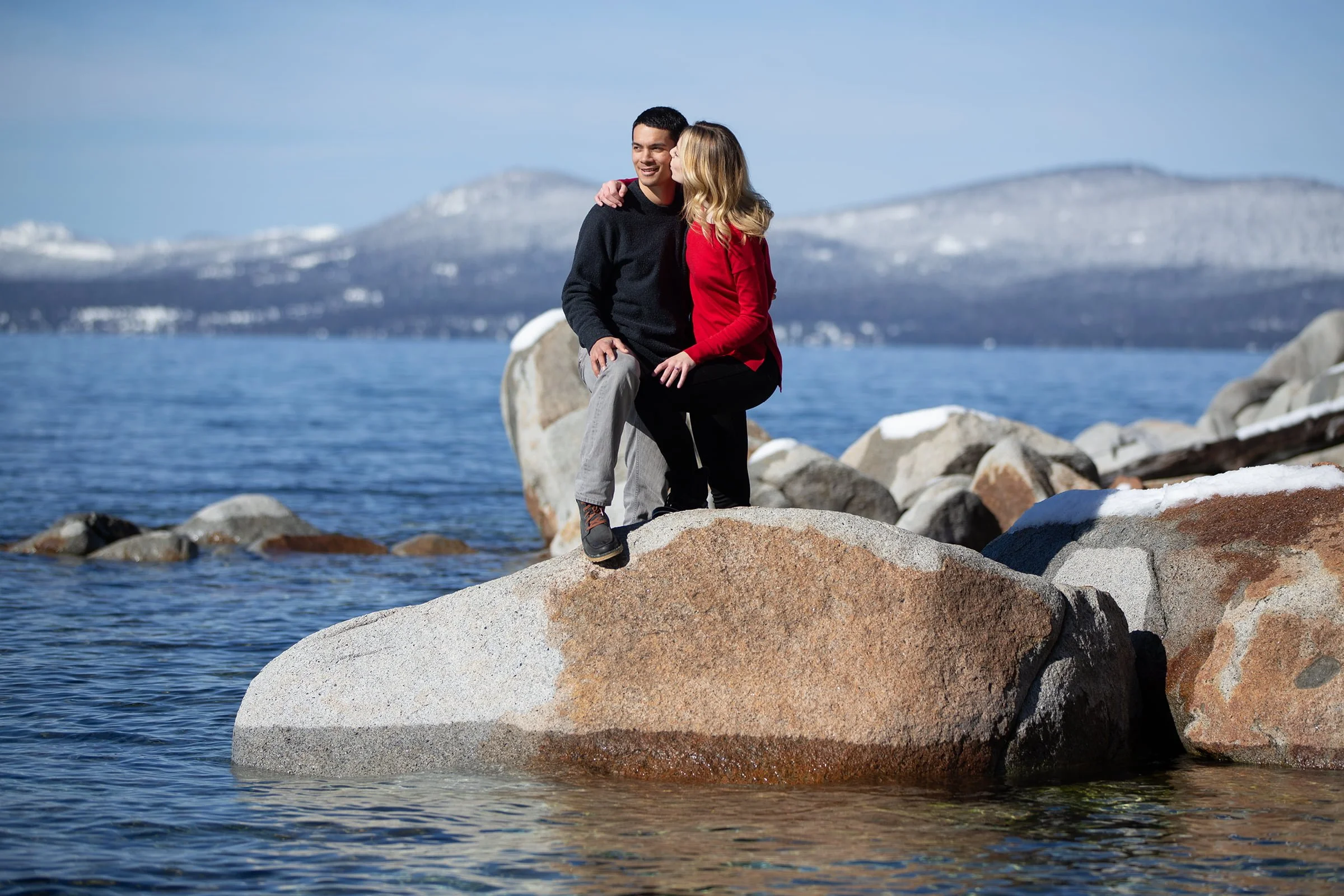 oiple-kissing-on-tahoe-boulders-in-winter.jpg