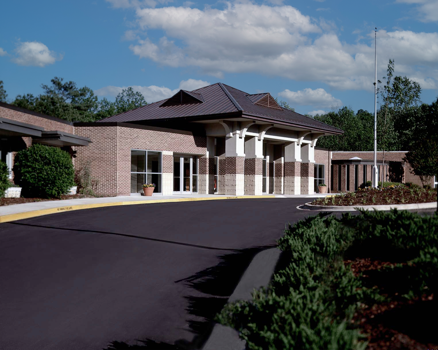 Exterior view of the Cherokee Bend Elementary School in Mountain Brook, AL.