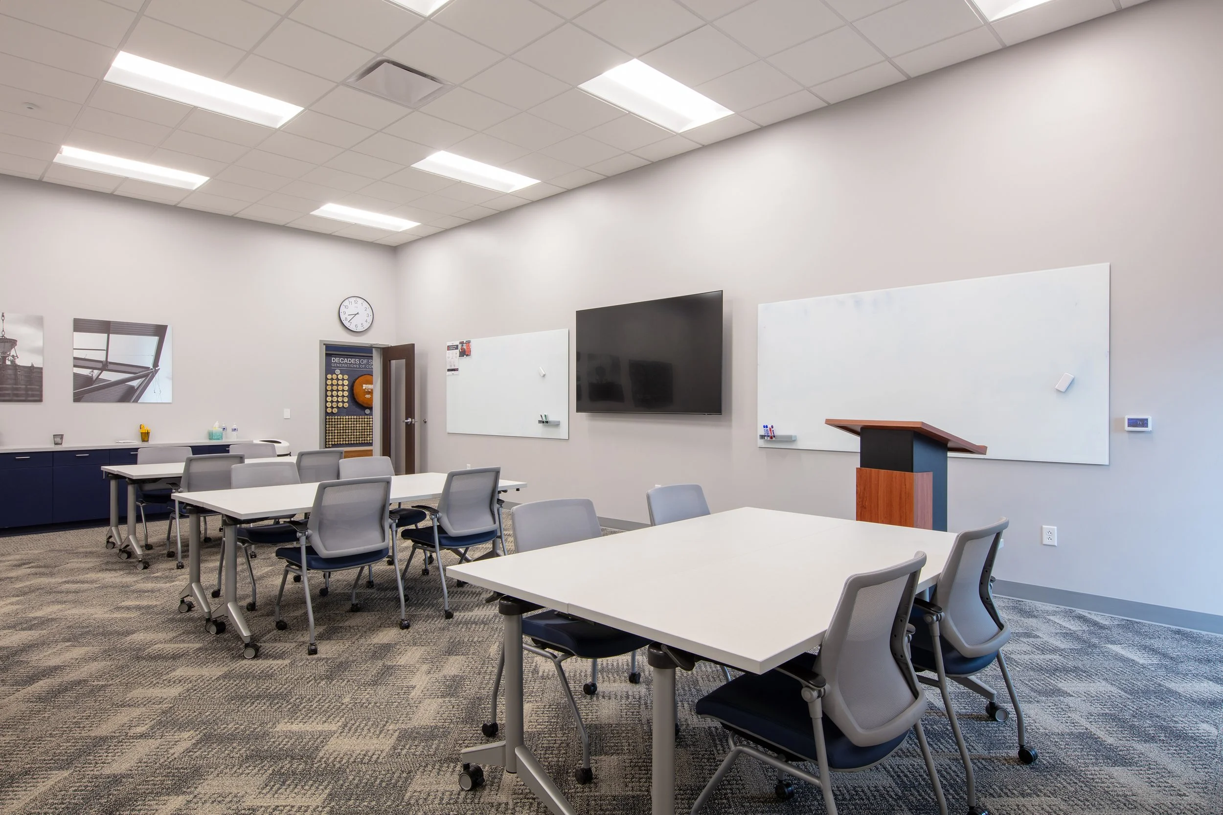 Modern furnished classroom for Brasfield & Gorrie Training & Development Center . project by B Group Architecture, Inc.