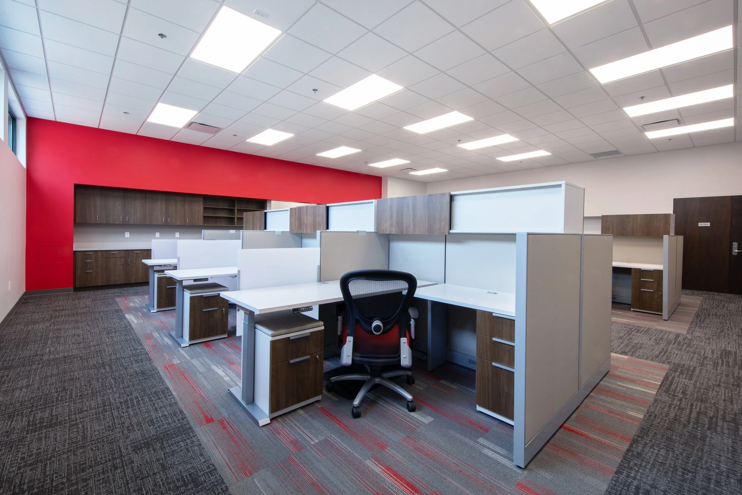 Modern office space. Carpet and accent wall brings in corporate colors of Motion Industries.  project by B Group Architecture, Inc. 
