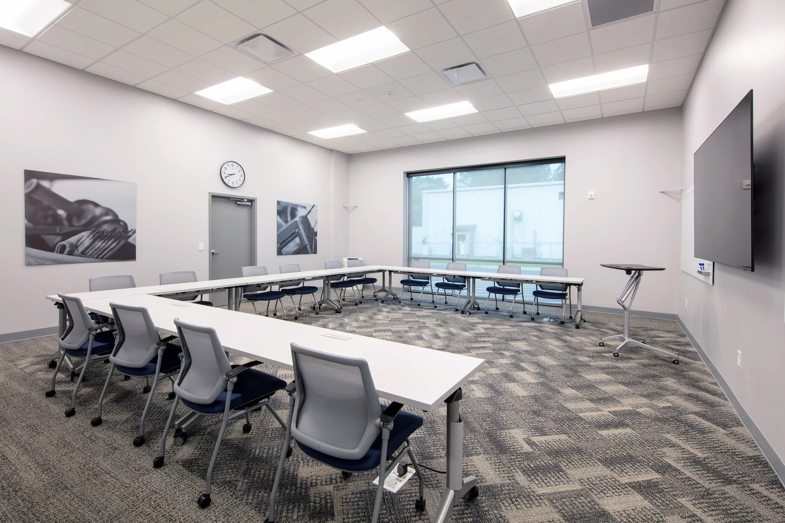 Modern furnished classroom with a U shaped configuration for Brasfield & Gorrie Training & Development Center . project by B Group Architecture, Inc.