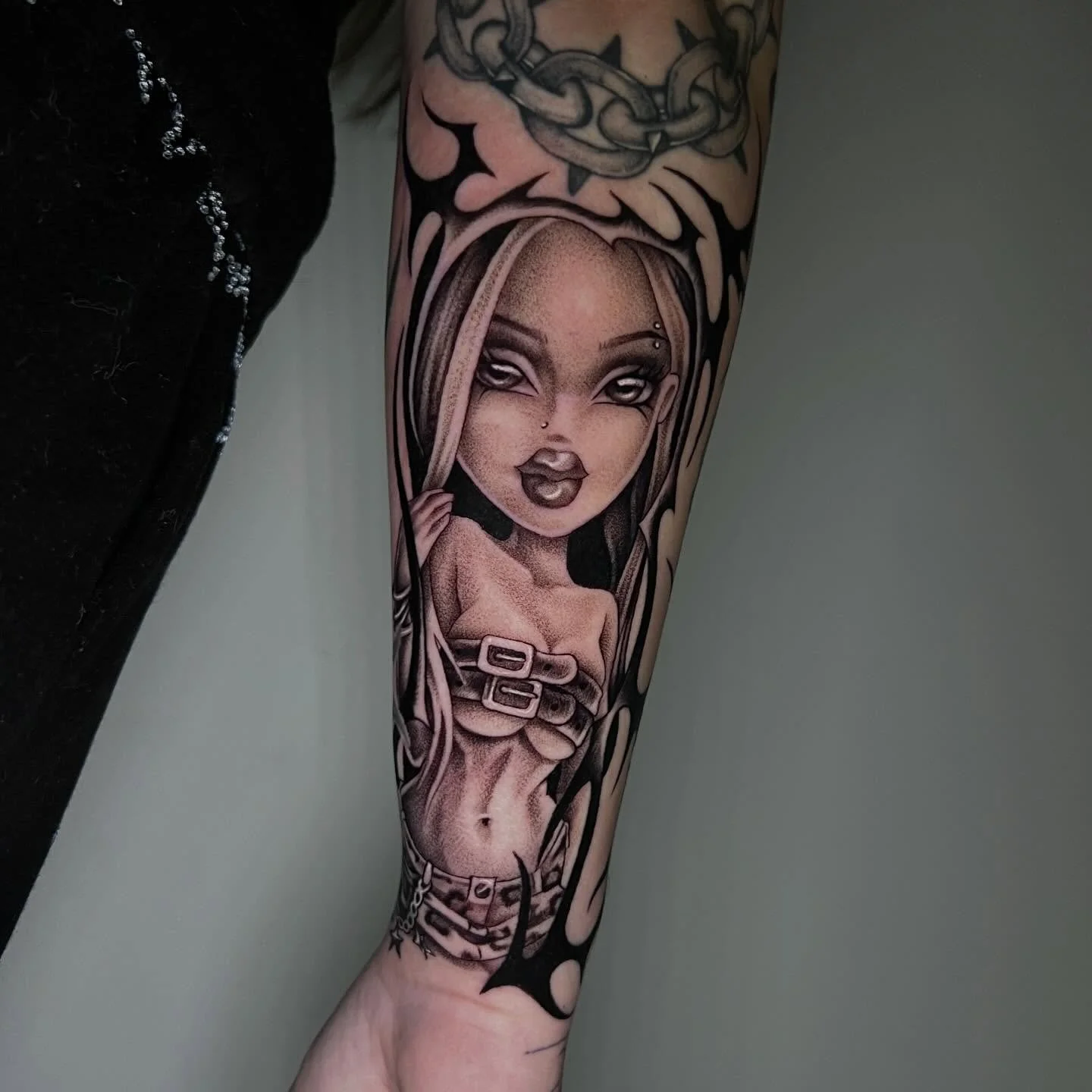 Bratz portrait over 2 back to back sessions for @aura222tattoos 😍 Thank you a million times for coming to see me for this, so so much fun getting artsy and talking tattoo history 🙌🏼💅🤪 swipe for sneak peek at what I finished yesterday 👁️