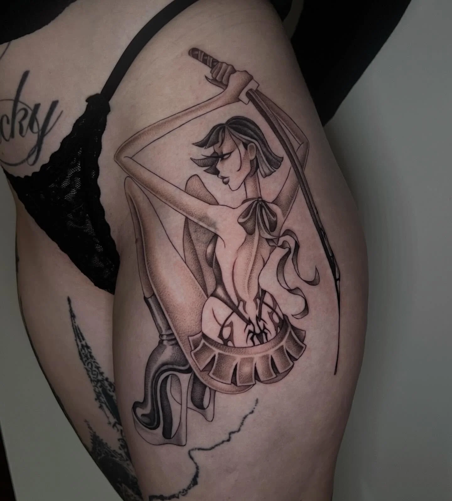 Kristen let me do this one so huge and my heart is exploding about it!!!!! Thank you for being so tough through this spot and letting me add to your sick ass tattoo collection🫶🏻❤️🙇🏻&zwj;♀️🥳💅