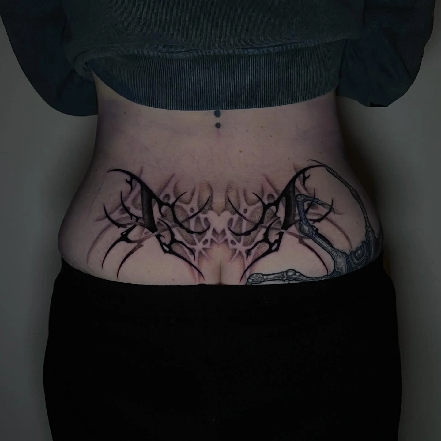Siiiiickkkkkk tramp stamp for Kelsey tucked in behind @hellscribe 🙌🏼 
Swipe to the end to see a tramp stamp I did 3 years ago that took me the same amount of time (5.5 hours). Big big perspective on progress n allat🤓