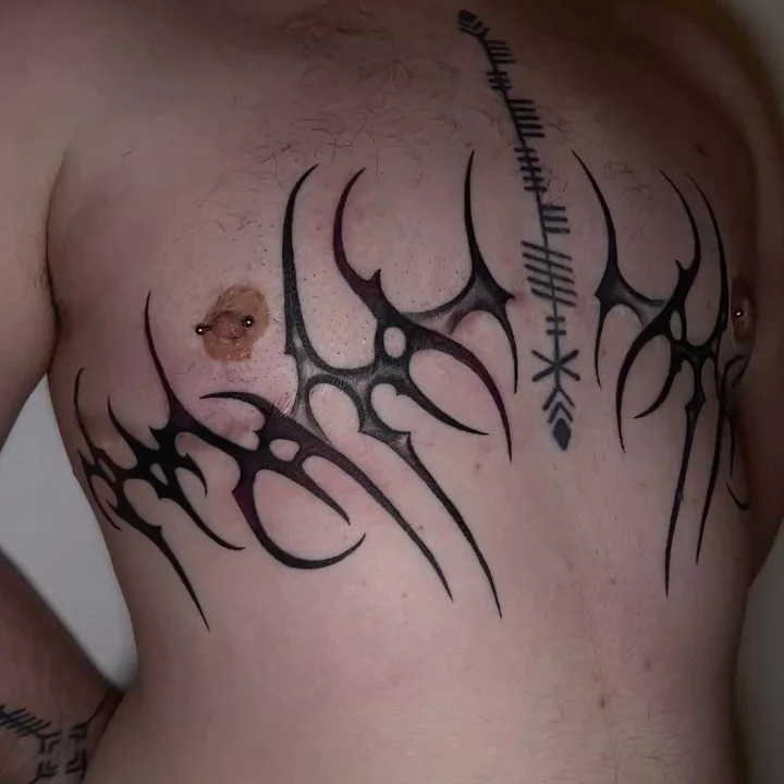 Absolutely LOOVE this chest piece I got to do for Revias🤩 We added in some purple that doesn&rsquo;t show up the best on camera but the subtle color pop goes hooord💅 Thank you Revias for trusting me with your first real big project 🫶🏻