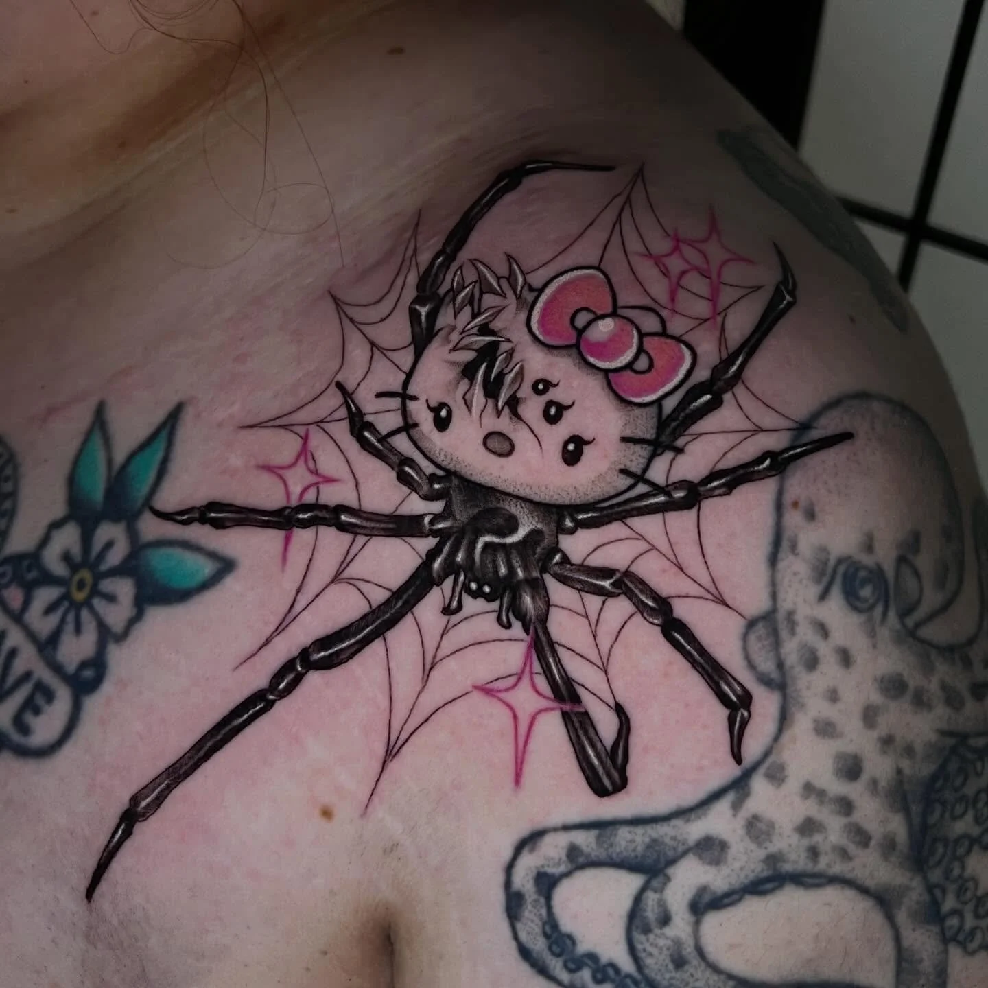 Creepy crawly Kitty for Harleen who sat TOUGH to get this on an ouchie spot!!!!!!!!(thank you so much💅) Also peep new big thigh piece I started i am in love w her😮&zwj;💨