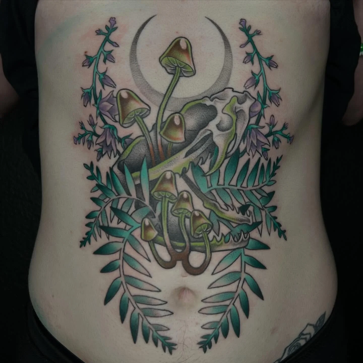 Reminiscing on this sick ass snake skull stomach piece I got to do for Morgan🥳🪩🪩🪩🪩 From a couple years ago now which is nuts and my sense of time is kaput 🙇🏻&zwj;♀️