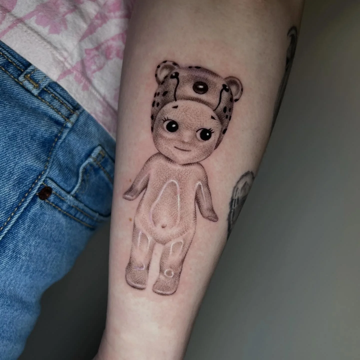 Precious lil cheetah Sonny angel for Abbi 🥳🥳🥳❤️❤️❤️ So muuuuuch fun doing this one, I love turning any little toy into a tat. 
Also me and my boo thang been together a whole year this week so I got some pretty flers in my house rn🙇🏻&zwj;♀️🤭💅🥰