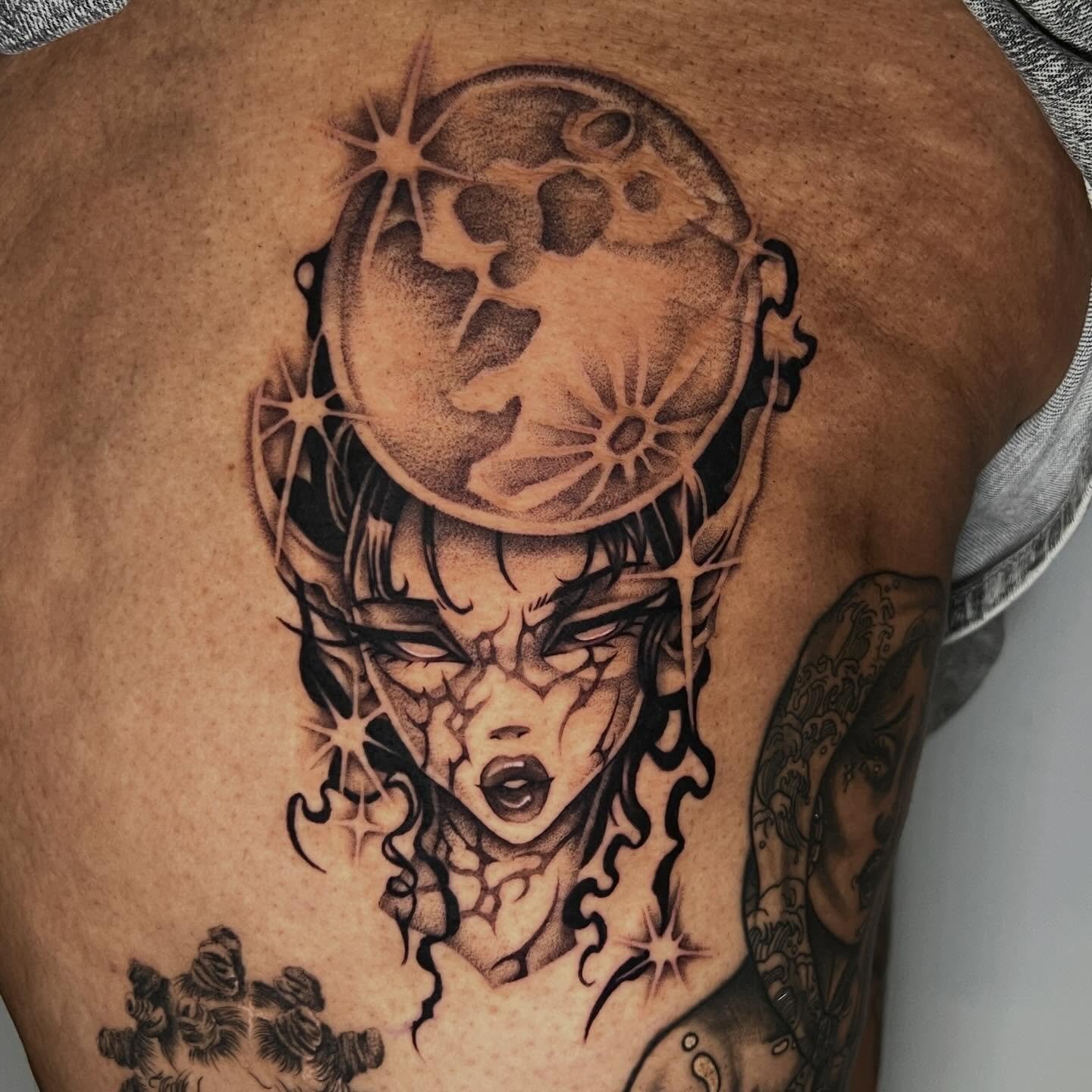 Moon girl for VedeJenn&eacute; who came to see me from LA and sat 6 hours😭🙌🏼 Thank you so much Nene for snagging this one and letting me take forever making her perfect🙇🏻&zwj;♀️❤️ also hair flex on behalf of @crownsyouwear 🥵