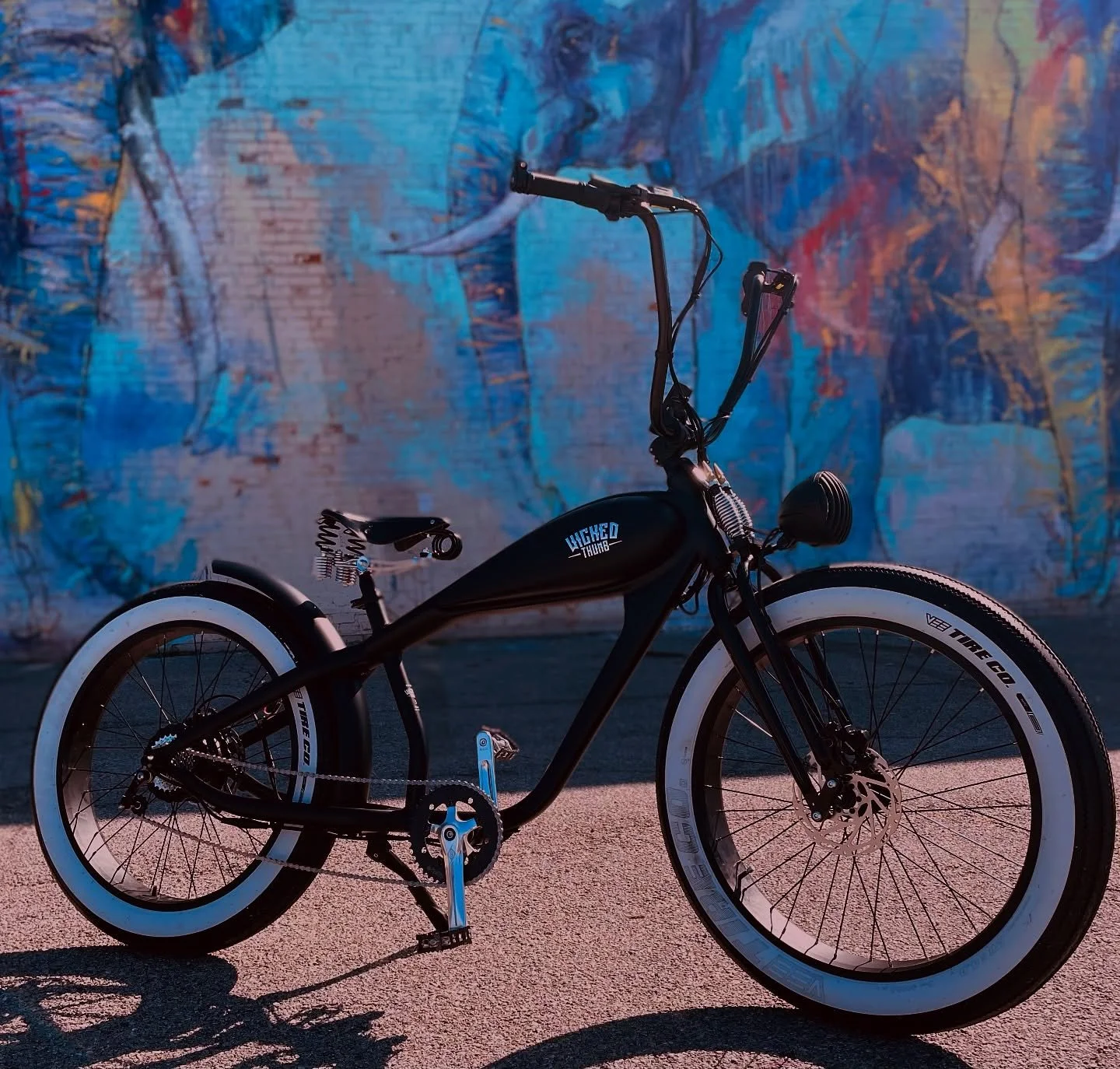 Custom BLVD Springer heading to rule the Boise Greenbelt. 

Is it BOY-zee or BOY-see? Let me know in the comments. 

Get your dream electric bike build going today.  Contact in bio!

#thisisboise #boisegreenbelt #custombike #ebike #chopperbike #elect