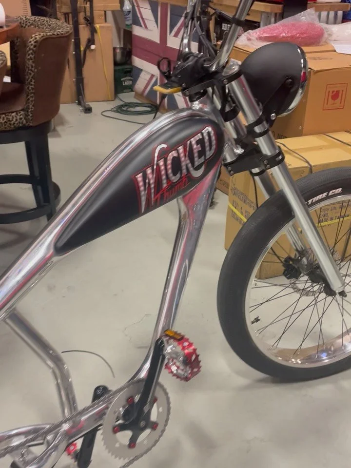 Three of our favorite customs over the years.  Vote for your favorite.  Tell us what you would like to see next in the comments! 

All badass leaf and striping by @jack_fleming_artistry 

#custombikes #ebikes