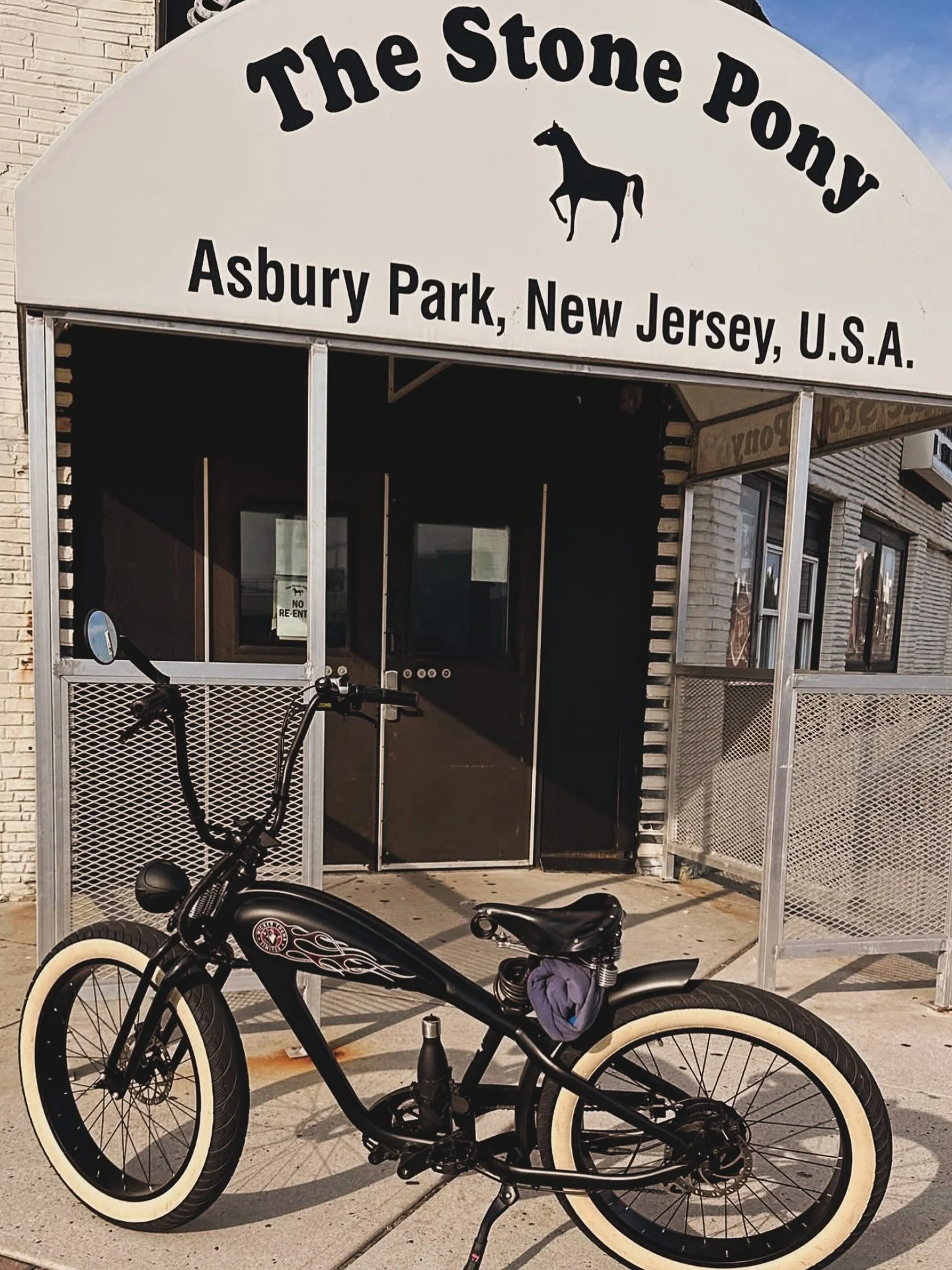 live every day like it&rsquo;s 4 o&rsquo;clock on a Friday! 

📸 Salty Sullivan

#biketowork #bikelifestyle #ebike #ltwtl #wickedthumb #jerseyshore #asburyparknj #stonepony #custombikes #springerfork #apehangers #chopperbike