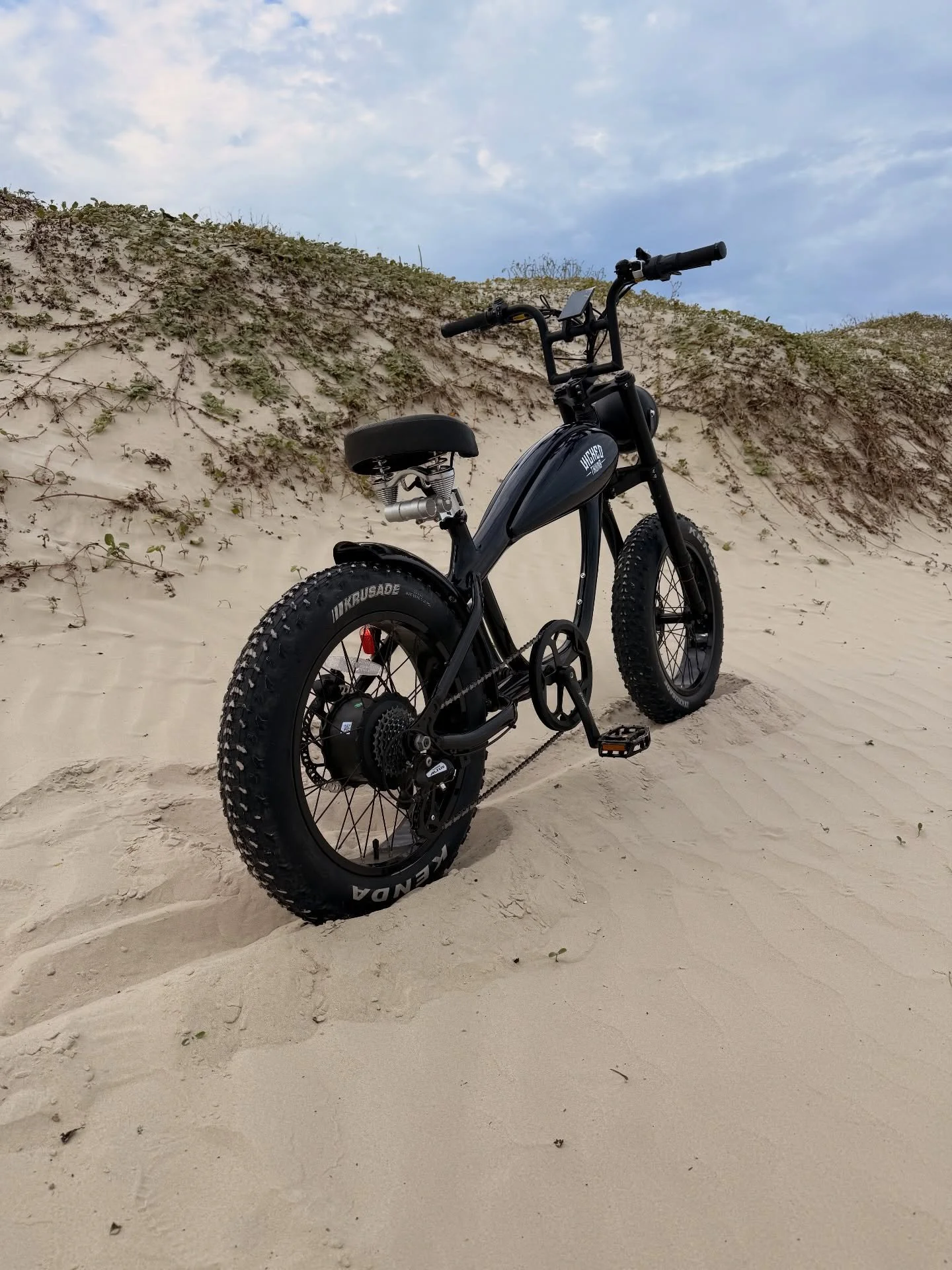 Some snaps of the ultimate electric beach cruiser. 

From dunes to donuts. Rip thru the sand to the beach bar and back with 48v and 750w of rear hub power. 

The Wicked Deuce S

Get yours at wickedthumb.com

Link in bio