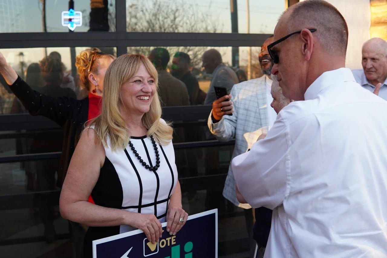 Cali speaking to a guest.