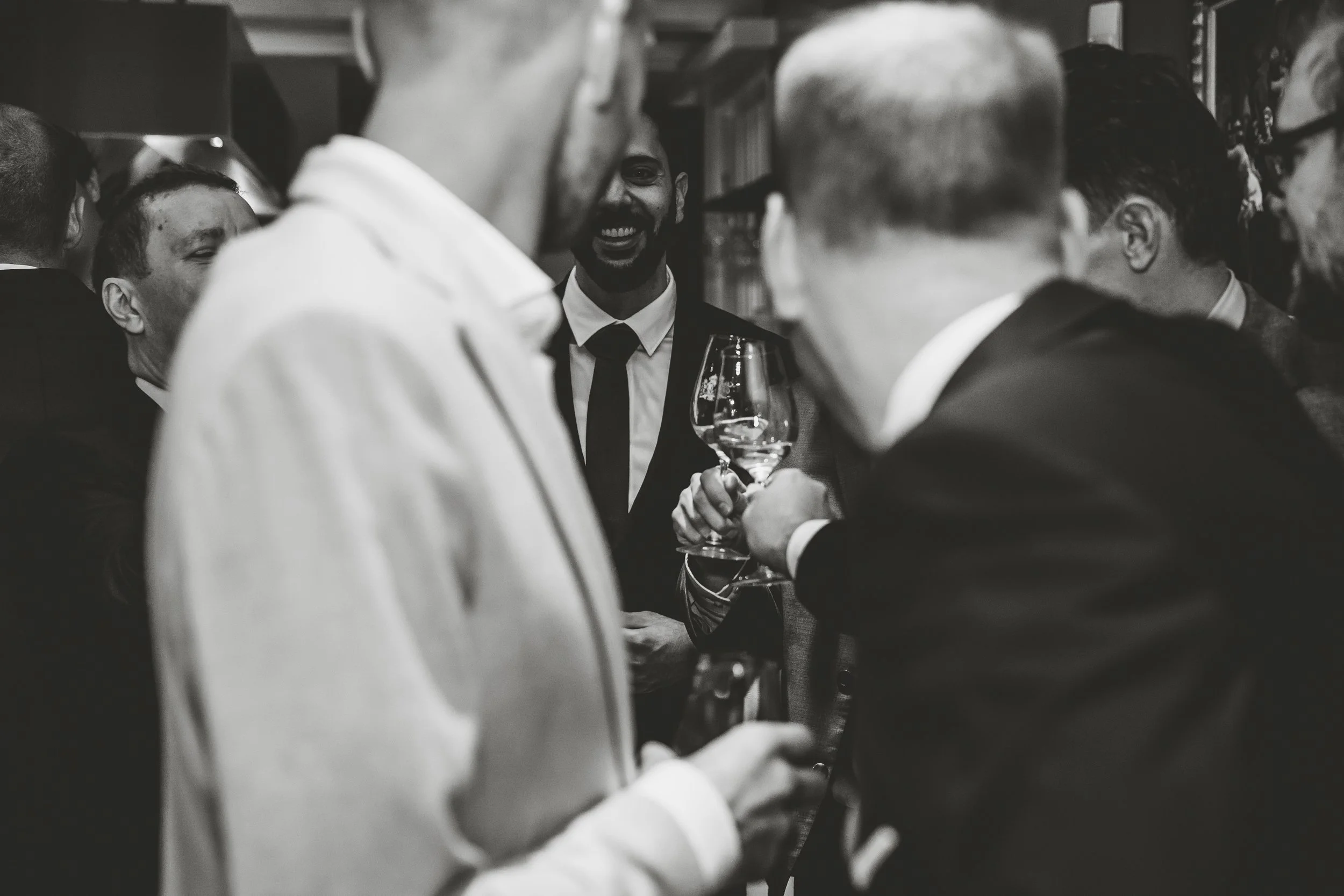 Bruidegom proost met zijn vrienden | Bruiloft geland door Mirjam Baardemans Weddingplanner | Christelijke Weddingplanner Nederland en de Veluwe