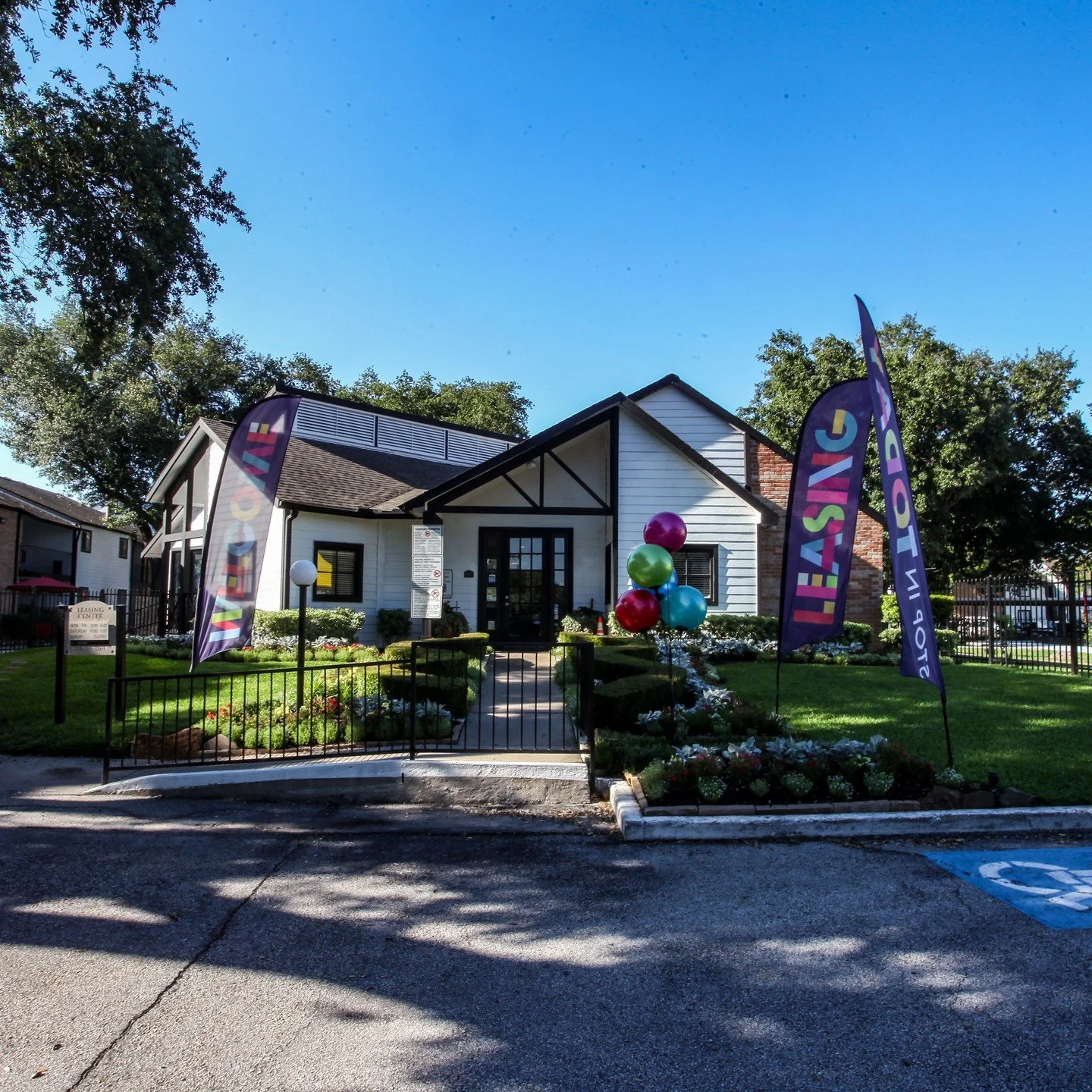 Looking for a cozy one-bedroom apartment? We have just the place for you! Our spacious one-bedroom units range from 652 to 527 sq. ft., with prices starting at just $895 to $1,030.
Move-In Special: Only $399!
Easy Application Process:
Just provide yo