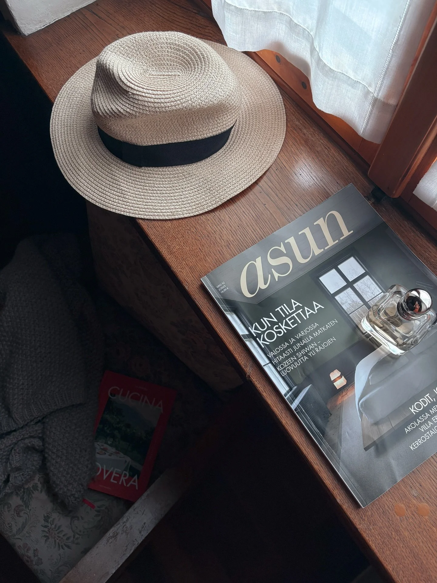 Ep&auml;t&auml;ydellisyyden kauneus syntyy ajan j&auml;ljist&auml; ja kuluneista pinnoista tai siit&auml;, miten valo ja varjo sulautuvat saumattomasti yhteen.
S&auml;r&ouml;jen ja maanl&auml;heisten v&auml;rien ymp&auml;r&ouml;im&auml;ss&auml; tilas