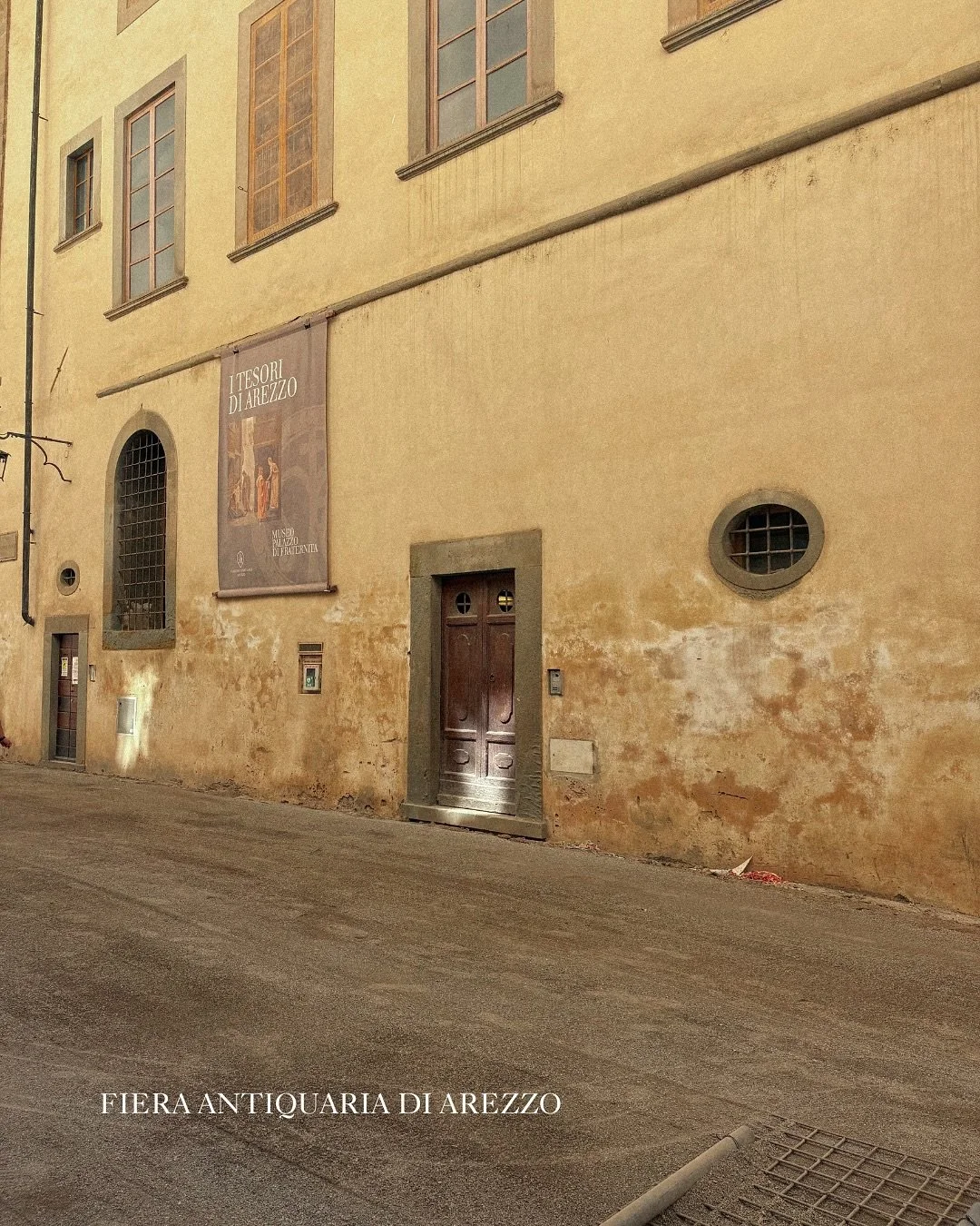 Arezzon antiikkimarkkinat (Fiera Antiquaria di Arezzo) on Italian vanhin ja suurin ulkona j&auml;rjestett&auml;v&auml; antiikkimarkkinatapahtuma, joka pidet&auml;&auml;n kuukauden ensimm&auml;isen&auml; sunnuntaina ja sit&auml; edelt&auml;v&auml;n&au