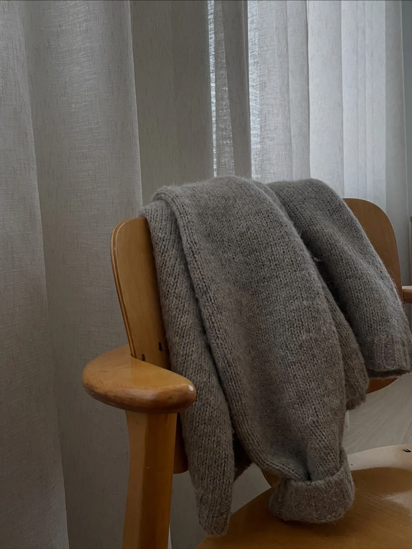 Puun ja luonnonmateriaalien yhdist&auml;minen selkeisiin linjoihin ja v&auml;h&auml;eleiseen sisustukseen luo tilaan lempe&auml;&auml; rauhaa ja ajatonta kauneutta. Luonnonmateriaalit kest&auml;v&auml;t my&ouml;s sek&auml; aikaa ett&auml; k&auml;ytt&