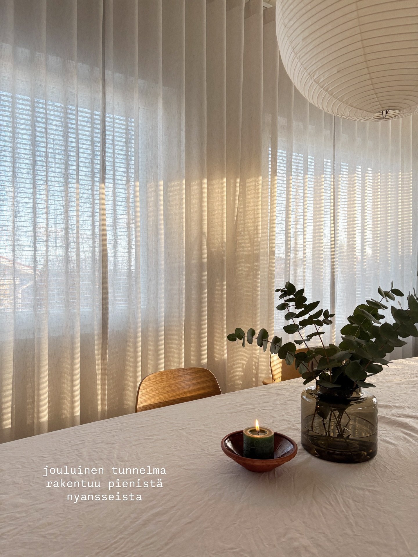 Joskus lumoavinta tunnelmaa luovat pienet, aisteja helliv&auml;t asiat. Kuoritun mandariinin tuoksu tai uunissa paisuvat piparit, m&auml;nnyn oksa maljakossa ja h&auml;m&auml;r&auml;n laskeutuessa p&ouml;yd&auml;ll&auml; lempe&auml;&auml; valoa tuova