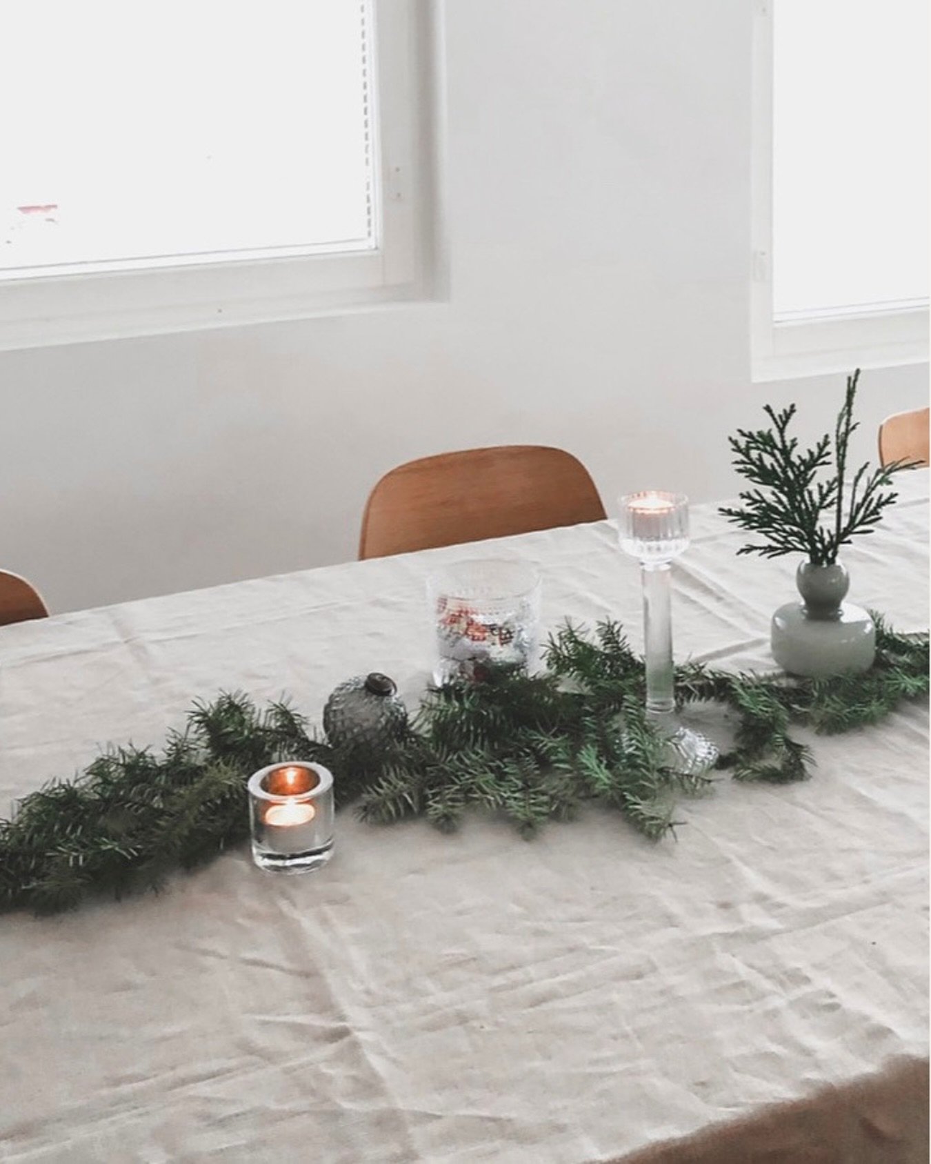 Erityinen rakkauteni jouluun juontaa juurensa esikoisemme syntym&auml;&auml;n kaksitoista vuotta sitten, siihen taianomaiseen tunnelmaan, kun odotimme t&auml;t&auml; pient&auml; ihmett&auml; saapuvaksi. 

Ostimme kauneimman kuusen mink&auml; torilta 