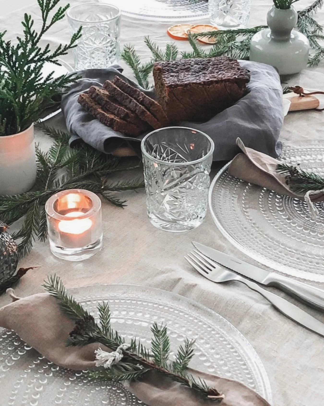 Uunissa paistuva saaristolaisleip&auml; on varmin merkki siit&auml;, ett&auml; joulu on l&auml;hell&auml;. Olen leiponut t&auml;t&auml; leip&auml;&auml; jo vuosia @satu_koivisto Nauvon limppu -ohjeella, joten voinee kutsua jo perinteeksi.

Uunissa pa