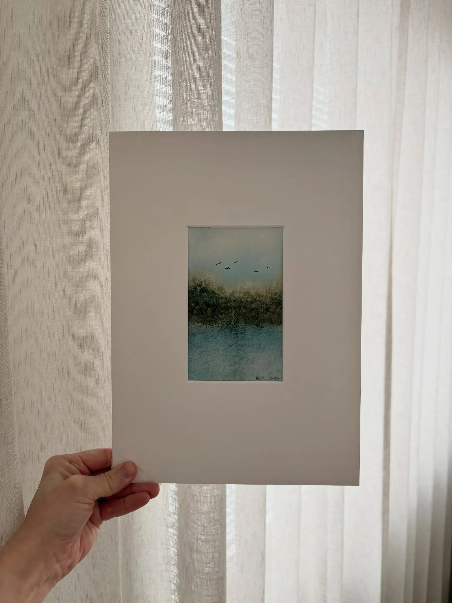 Tilausty&ouml; / Veden syleily
Akvarelli paperille,
maalaus 9x14c / passepartout 21x29,7cm

T&auml;m&auml; teos on syntym&auml;p&auml;iv&auml;lahja yst&auml;v&auml;lt&auml; yst&auml;v&auml;lle. Taide on kaunis lahja, joka kantaa merkityst&auml; ja tu