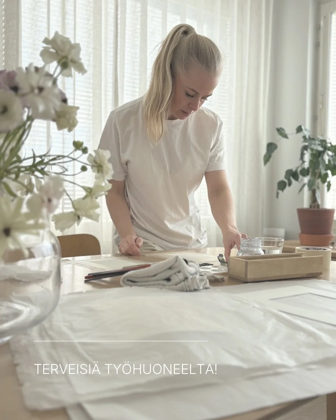 Terveisi&auml; kotiateljeestani! 

Ateljeeni on p&ouml;yd&auml;n p&auml;&auml;ty ruokailutilassa, joka tulvii luonnonvaloa ja ikkunoista n&auml;kyy puut ja j&auml;rvi! Ehk&auml; joskus olen oikeassakin ty&ouml;tilassa mutta nyt t&auml;m&auml; on oike