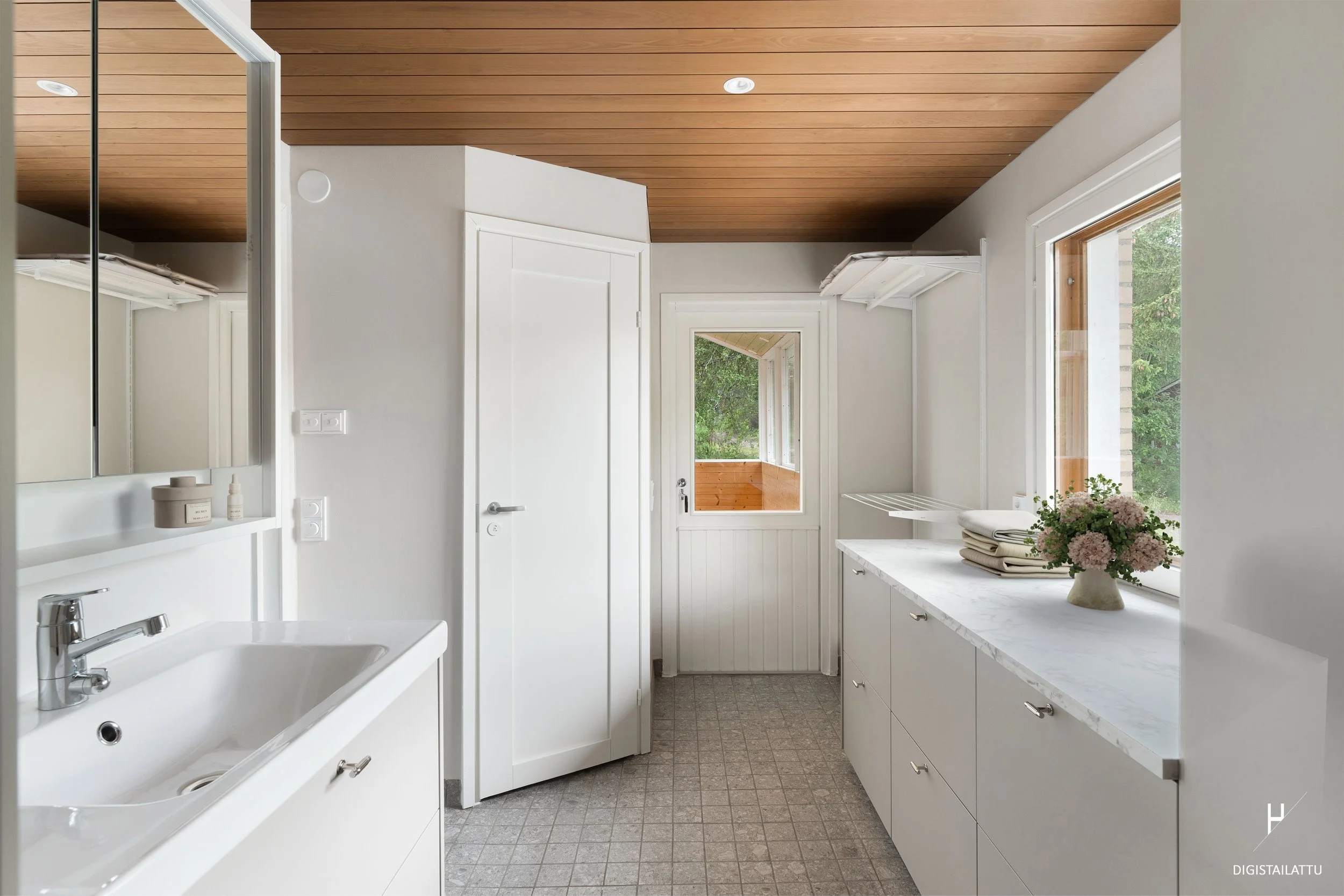 Valkoinen kylpyhuone, johon tehty remontti.