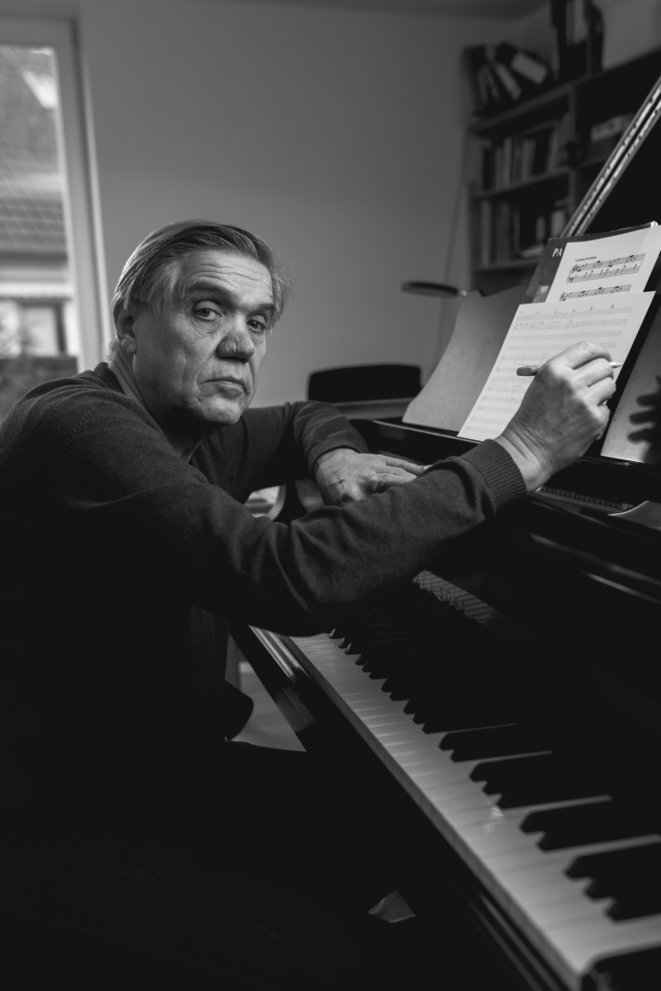 Komponist, Gitarrist & musikalischer Leiter Erich A. Radke bei der Arbeit.