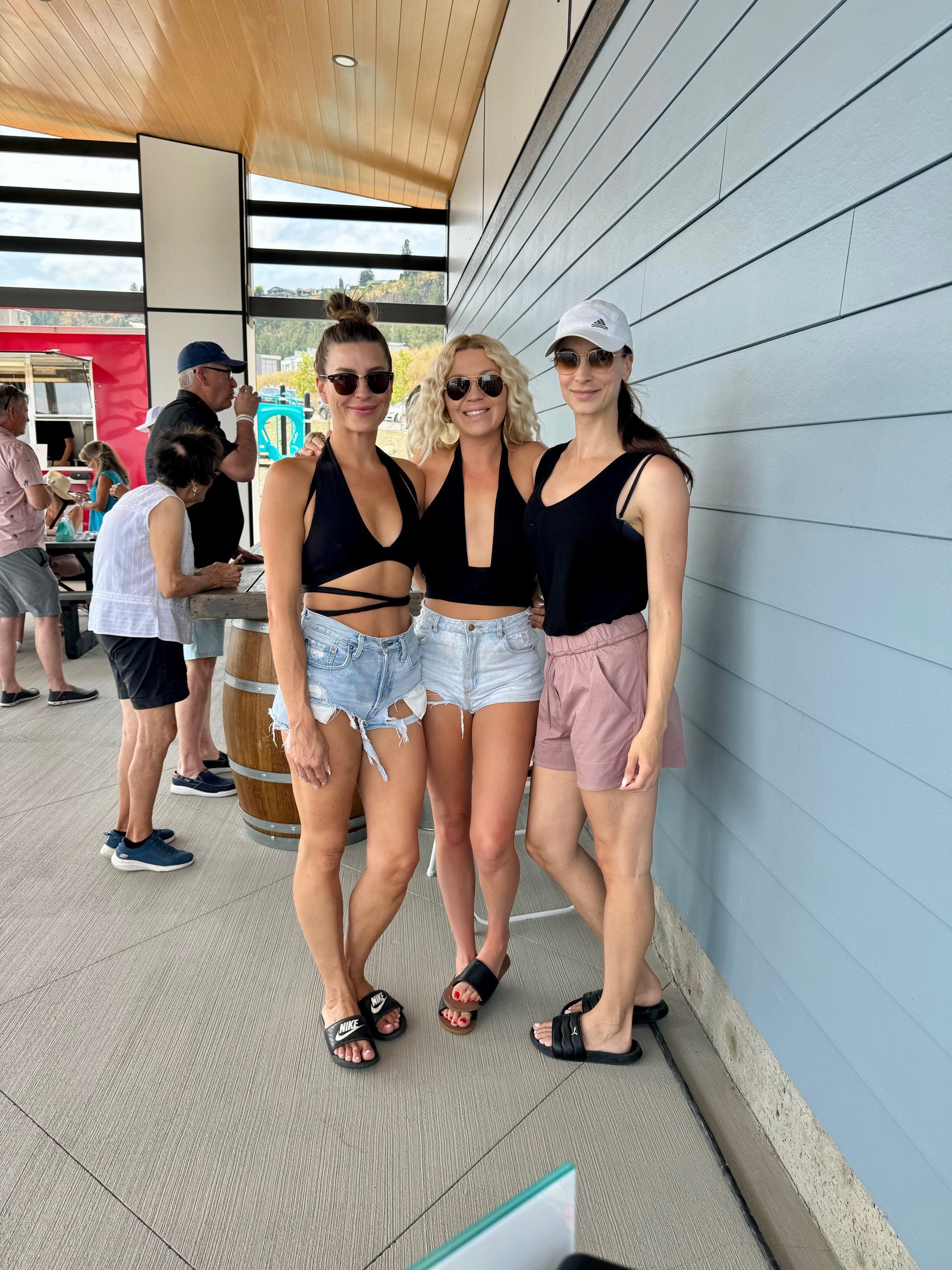 Boho Sketch Co - Corporate-events-live-artist-painter-beach-party.jpg