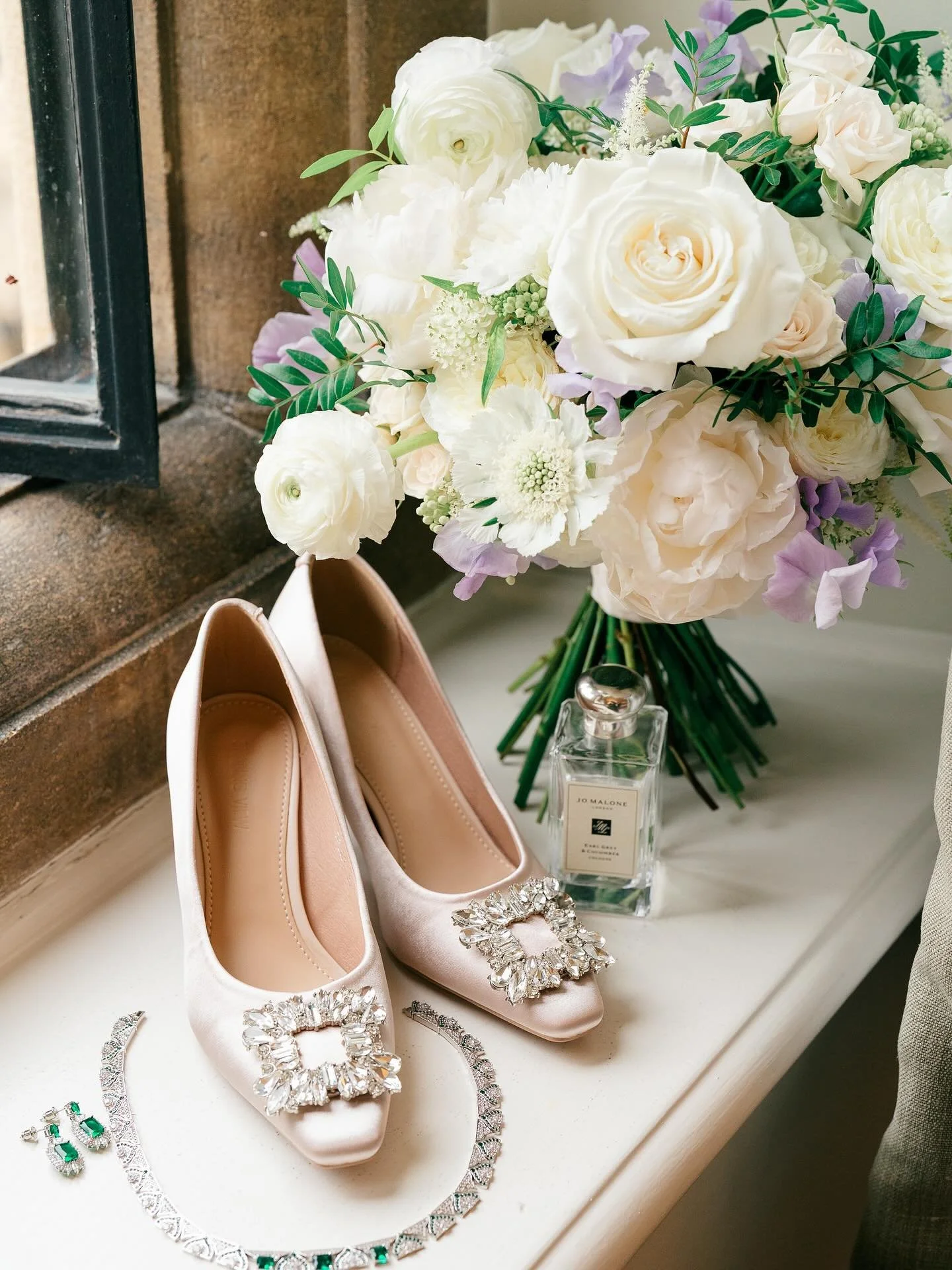 A glimpse of A&amp;A&rsquo;s @angelashhhh wedding this summer &mdash; a celebration of love in shades of white, green, and lilac.

Soft roses, ranunculus, and sweet peas added layers of texture and fragrance, perfectly complementing the bridesmaids&r