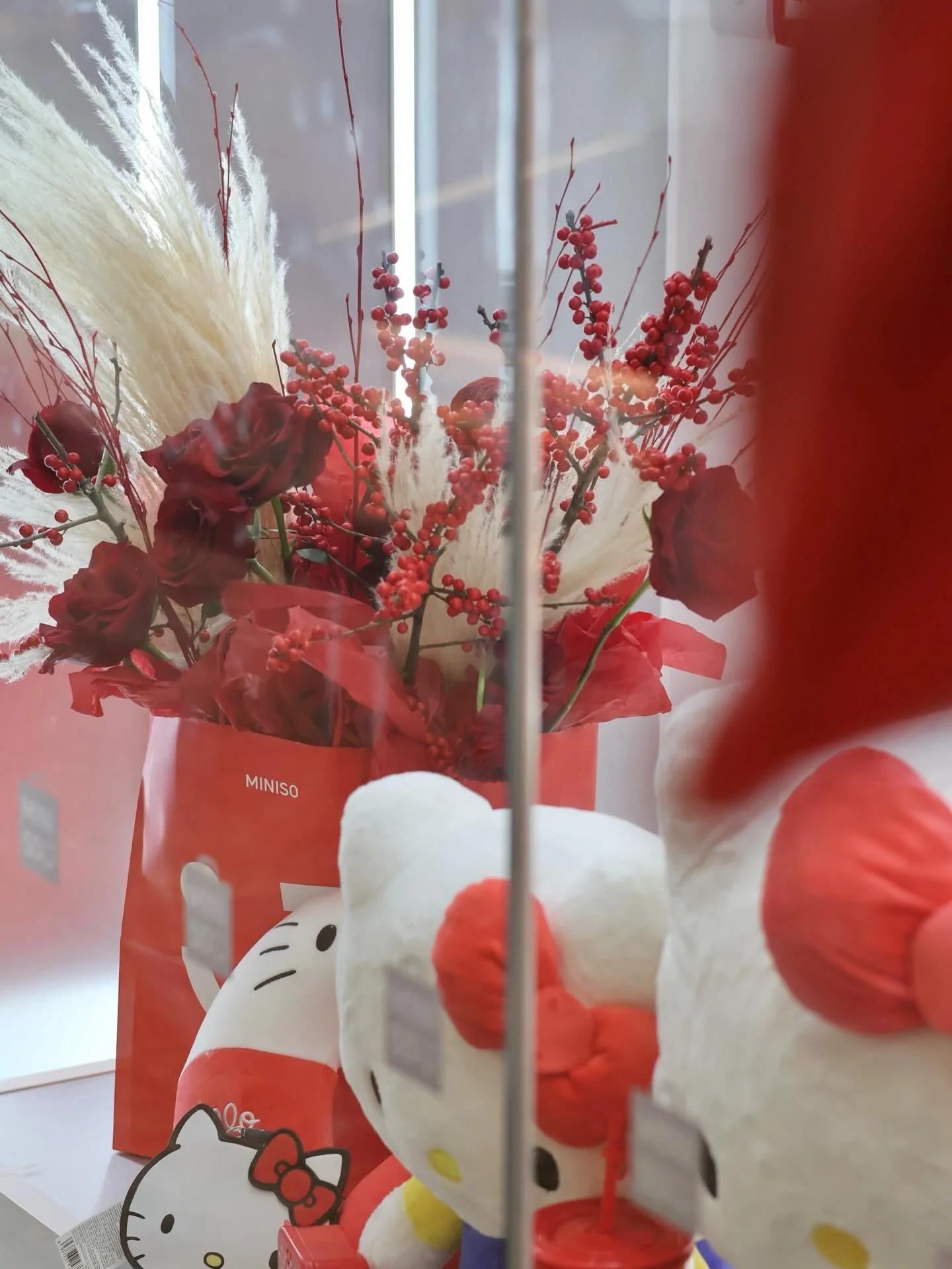 ✨ So honoured to create this bespoke floral installation for MINISO @miniso_uk Grand opening at @lovemeadowhall ✨

Transforming a simple shopping bag into a blooming statement piece &mdash; where retail meets romance ❤️

Rich red roses, vibrant winte